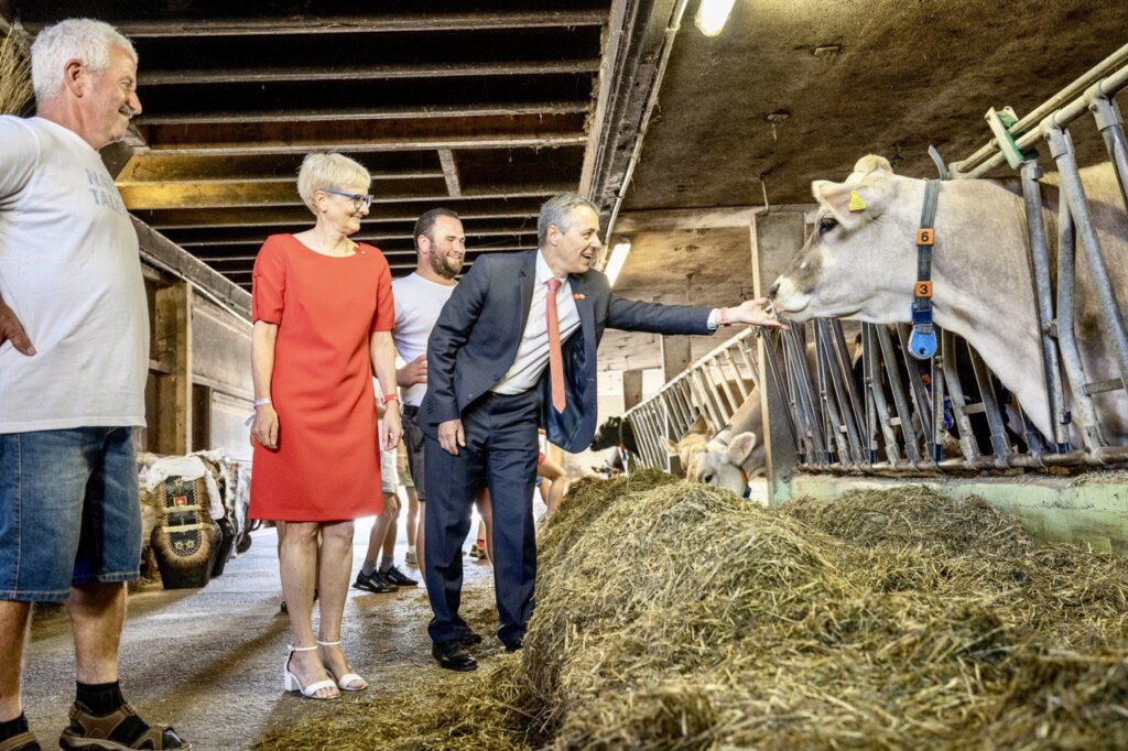 Il Presidente della Confederazione Ignazio Cassis visita la fattoria Stöckweid ©Ignazio Cassis on Twitter