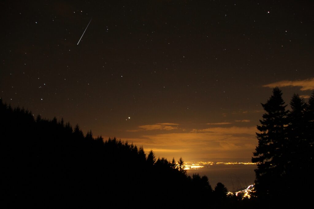 Shooting Stars, Suisse Photo by Daric Beyer on Unsplash
