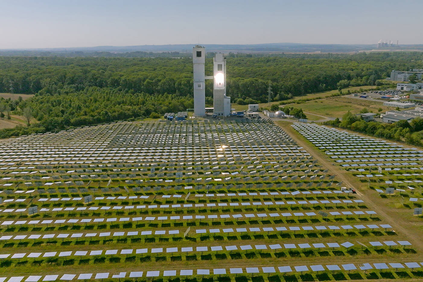 Synhelion produces solar syngas on an industrial scale for the first time in the world on the DLR multifocus solar tower. © Synhelion