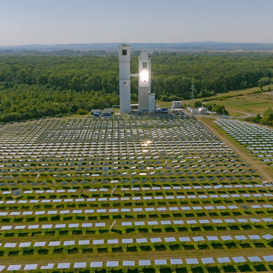 Synhelion produces solar syngas on an industrial scale for the first time in the world on the DLR multifocus solar tower. © Synhelion