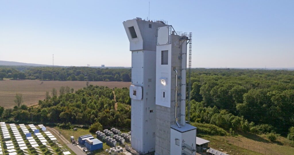 The mirror field concentrates the solar radiation onto the DLR multifocus solar tower (right), where Synhelion’s solar receiver can be seen brightly illuminated © Synhelion