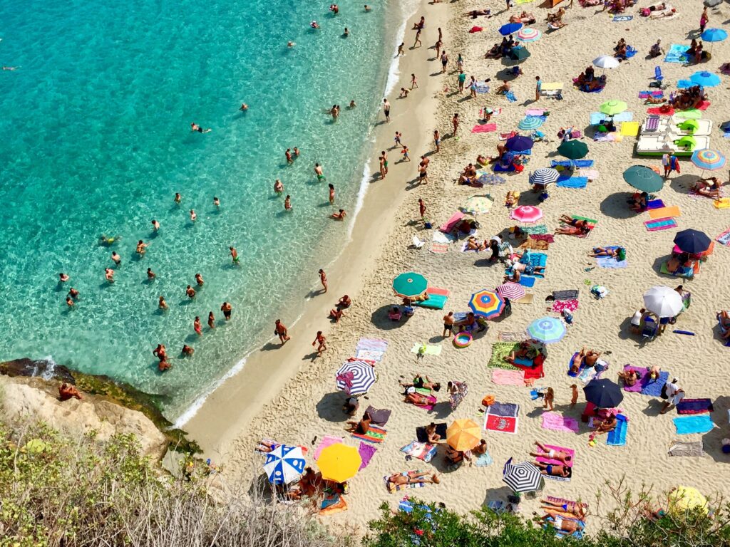 Una spiaggia affollata a Tropea, Calabria Italy 