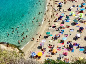 Una spiaggia affollata a Tropea, Calabria Italy