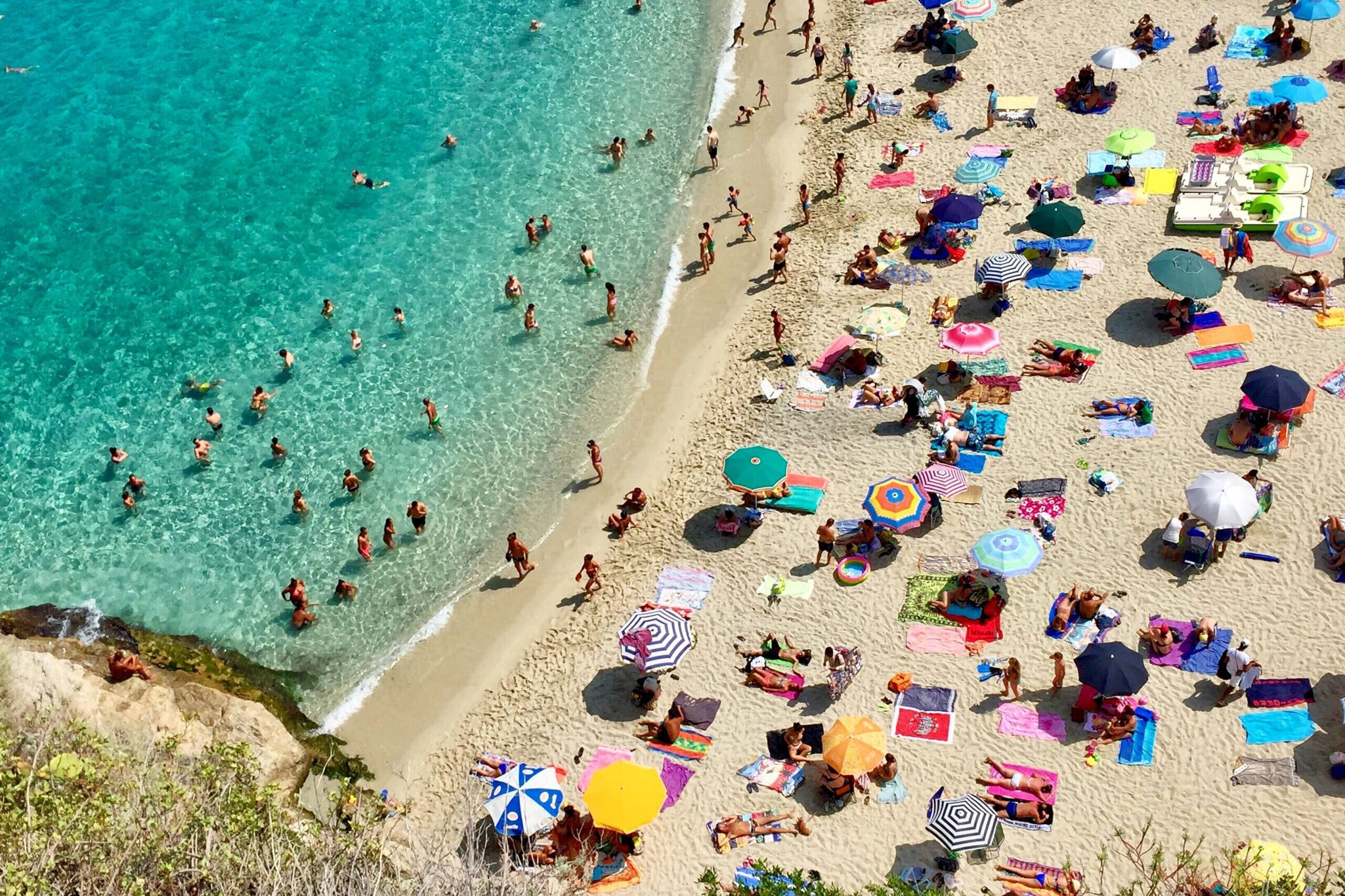 Una spiaggia affollata a Tropea, Calabria Italy 