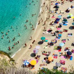 Una spiaggia affollata a Tropea, Calabria Italy