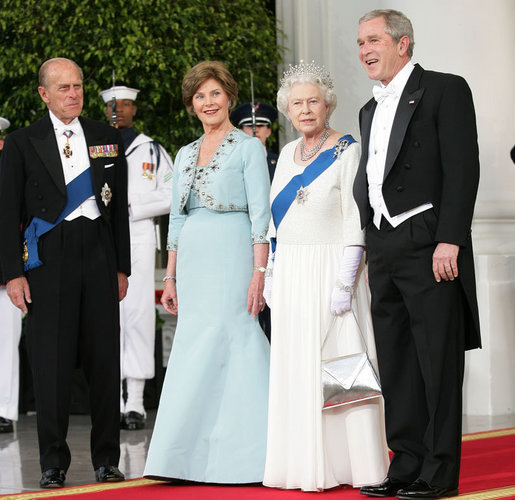 First family and Elizabeth II 2007 (outside) White House photo by Eric Draper, Public domain, via Wikimedia Commons