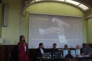 Eleonora Bafunno presenta il suo progetto e brevetto, realizzato insieme al padre Pasquale, di un pianoforte verticale avente le stesse caratteristiche di un piano a coda