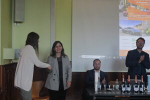 Sofia Dallago di Seqex riceve il terzo premio dall'Avv. Anna Putrino - Vice Presidente del Com.It.Es di Zurigo