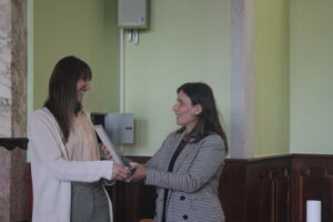 Sofia Dallago di Seqex riceve il terzo premio dall'Avv. Anna Putrino - Vice Presidente del Com.It.Es di Zurigo