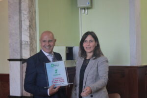 Il Dott. Raimondo Pische riceve il secondo premio dall'Avv. Anna Putrino - Vice Presidente del Com.It.Es di Zurigo