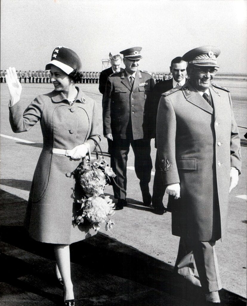 La regina britannica Elisabetta II e Josip Broz Tito, 1972, a Belgrado.Foto Stevan Kragujević (per gentile concessione dell'artista Tanja Kragujević) CC BY-SA 3.0 RS, via Wikimedia Commons