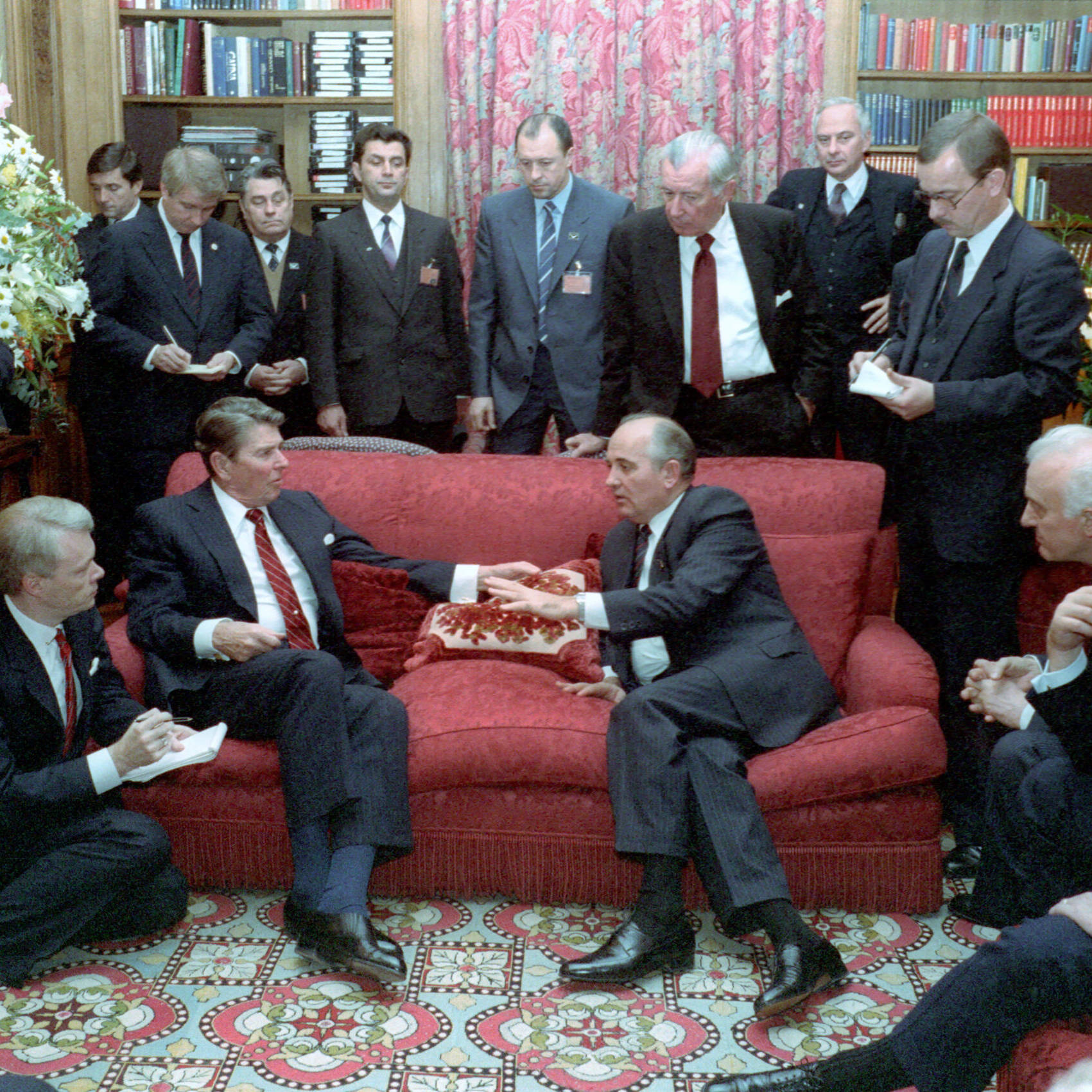 President Reagan meeting with Soviet General Secretary Gorbachev at Maison de Saussure during the Geneva Summit in 1985 @ President (1981-1989 : Reagan). White House Photographic Office. 1981-1989 Photo by Michael J Goodwin (NARA Staff)'s