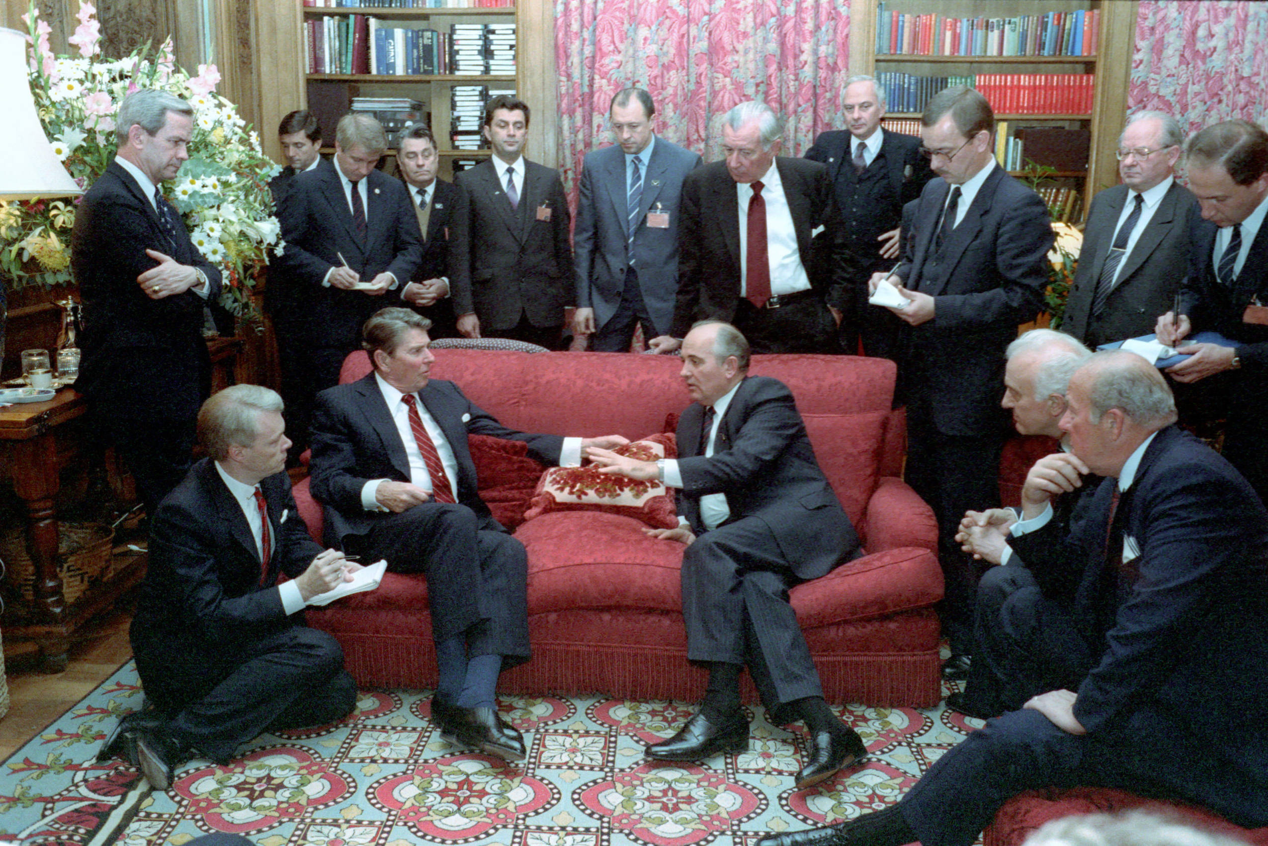 President Reagan meeting with Soviet General Secretary Gorbachev at Maison de Saussure during the Geneva Summit in 1985 @ President (1981-1989 : Reagan). White House Photographic Office. 1981-1989 Photo by Michael J Goodwin (NARA Staff)'s