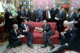 President Reagan meeting with Soviet General Secretary Gorbachev at Maison de Saussure during the Geneva Summit in 1985 @ President (1981-1989 : Reagan). White House Photographic Office. 1981-1989 Photo by Michael J Goodwin (NARA Staff)'s