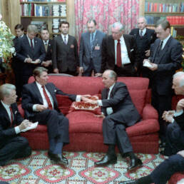 President Reagan meeting with Soviet General Secretary Gorbachev at Maison de Saussure during the Geneva Summit in 1985 @ President (1981-1989 : Reagan). White House Photographic Office. 1981-1989 Photo by Michael J Goodwin (NARA Staff)'s