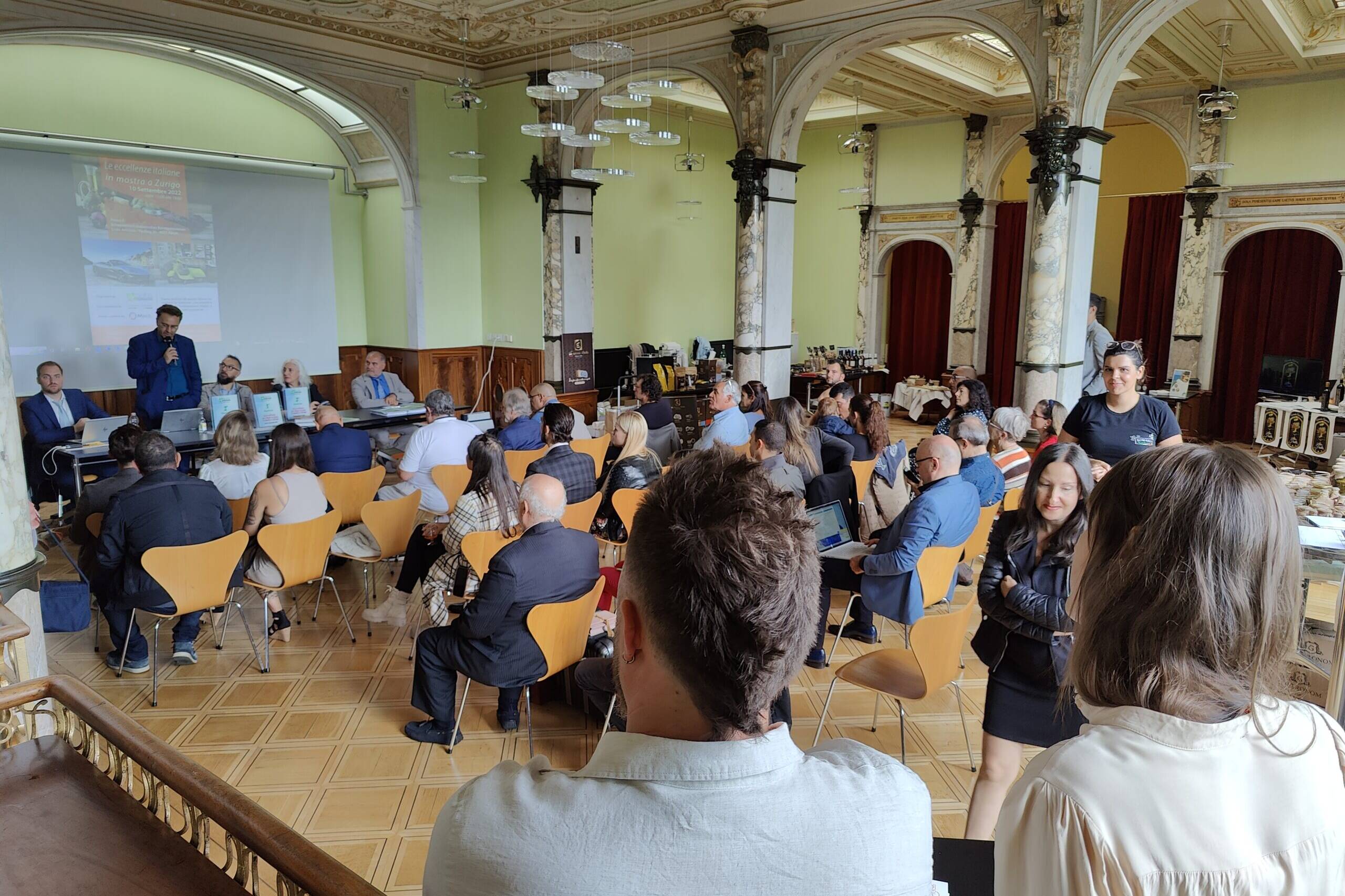 Una parte di pubblico e alcuni partecipanti all'evento