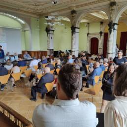 Una parte di pubblico e alcuni partecipanti all'evento