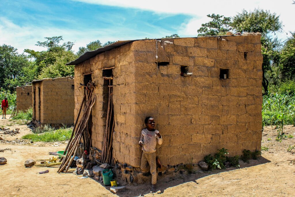Un villaggio povero in Mozambico Foto di Wilhan José Gomes wjgomes da Pixabay