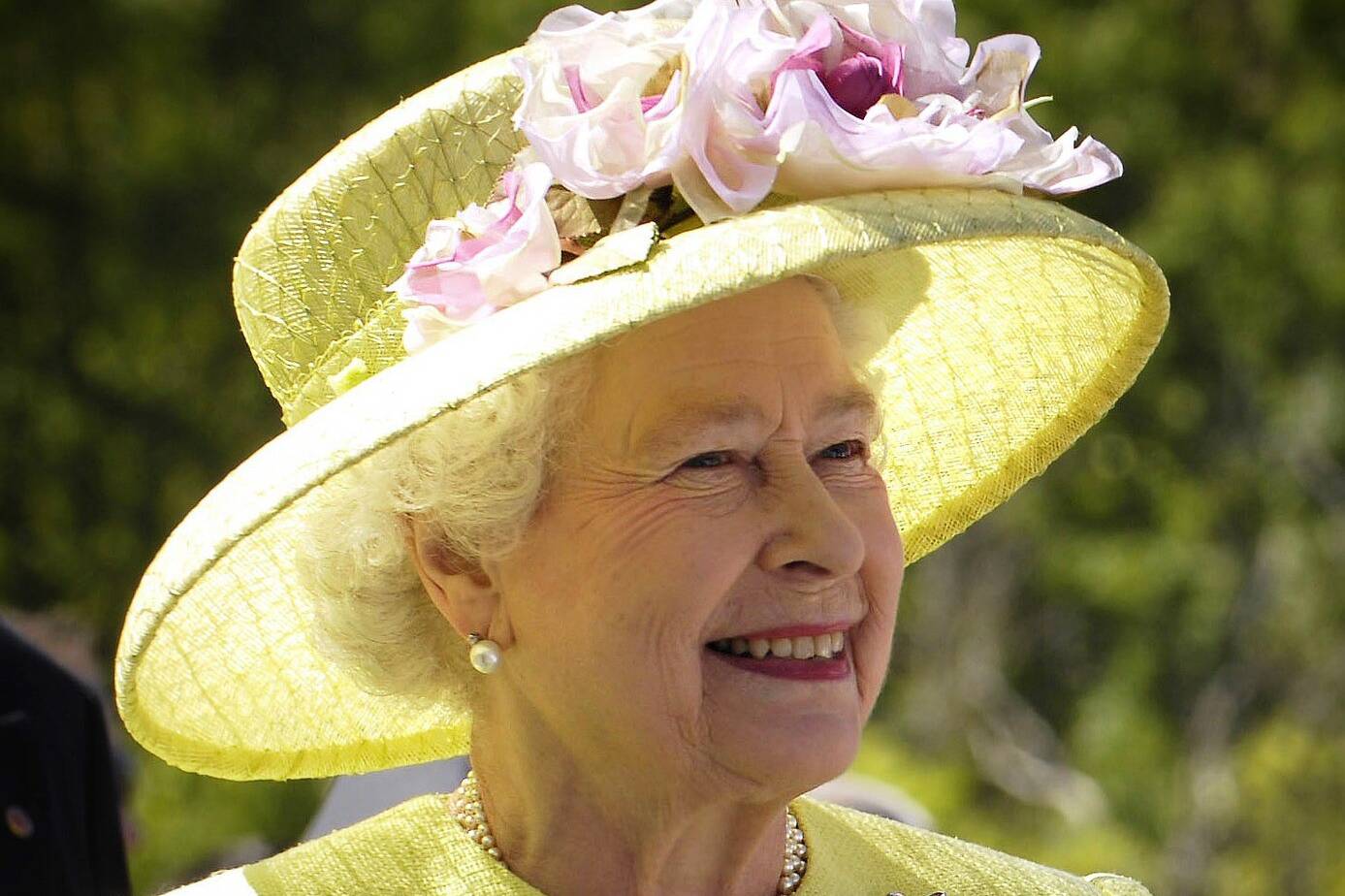 Queen Elisabeth II Photo by WikiImages on Pixabay