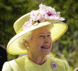 Queen Elisabeth II Photo by WikiImages on Pixabay