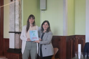 Sofia Dallago mentre riceve il premio dall'Avv. Anna Putrino Vice-Presidente del Com.It.Es di Zurigo