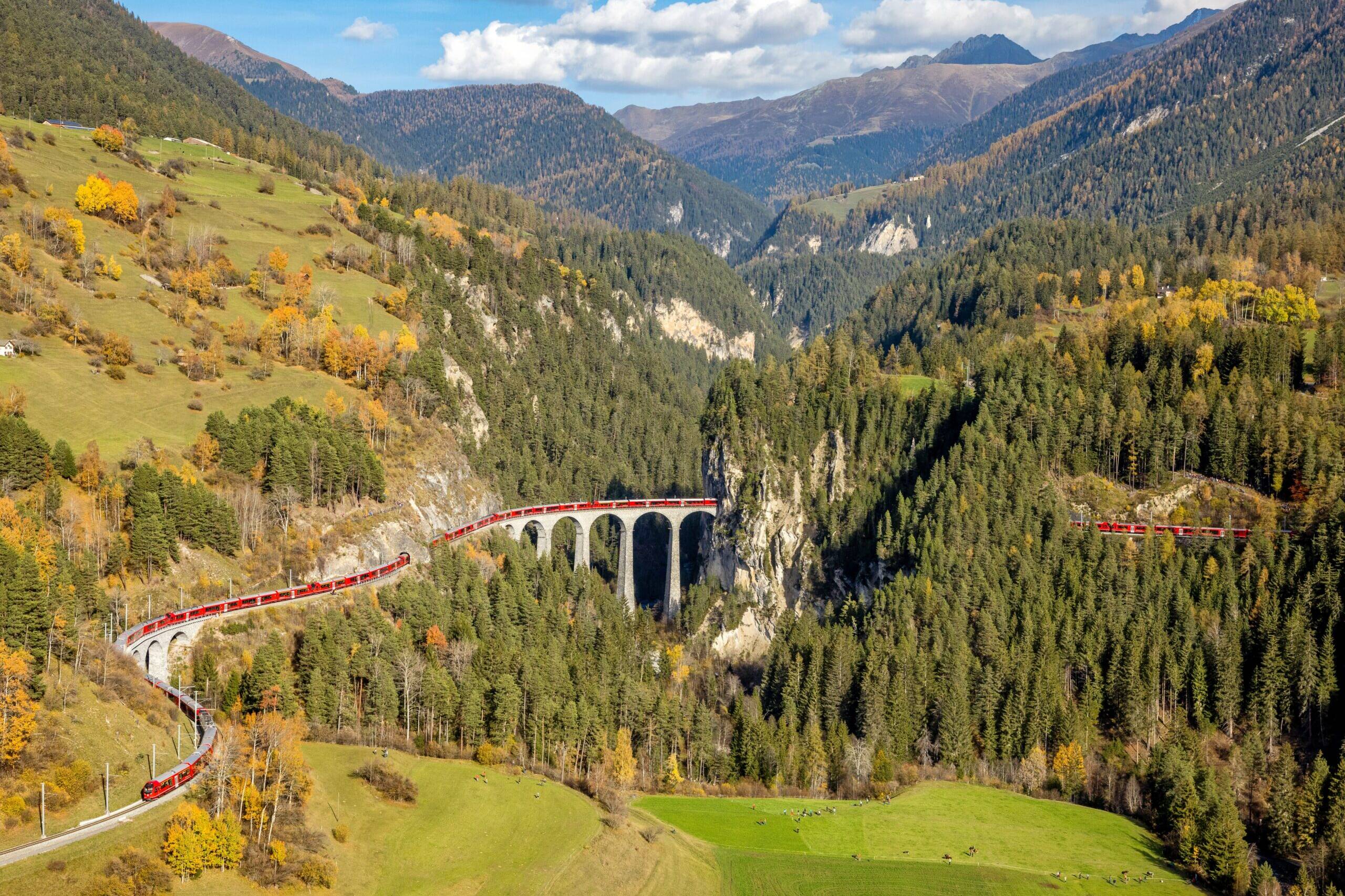 BERGUEN, 29OKT22 - Flugaufnahme vom Weltrekordversuch mit dem laengsten Reisezug auf der UNESCO Welterbestrecke der Albula-Linie am 29. Oktober 2022 auf dem Landwasserviadukt in Filisur in Graubuenden (Schweiz). <br><br> swiss-image.ch/Philipp Schmidli <br><br>BERGUEN, 29OCT22 - Aerial photo of the world record attempt with the longest passenger train on the UNESCO World Heritage route 'Albula' on October 29, 2022 in Beguen in Graubuenden/Switzerland. © PHILIPP SCHMIDLI