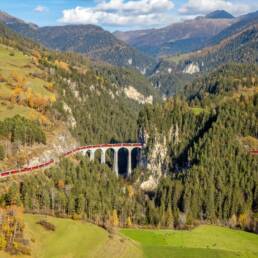 BERGUEN, 29OKT22 - Flugaufnahme vom Weltrekordversuch mit dem laengsten Reisezug auf der UNESCO Welterbestrecke der Albula-Linie am 29. Oktober 2022 auf dem Landwasserviadukt in Filisur in Graubuenden (Schweiz). <br><br> swiss-image.ch/Philipp Schmidli <br><br>BERGUEN, 29OCT22 - Aerial photo of the world record attempt with the longest passenger train on the UNESCO World Heritage route 'Albula' on October 29, 2022 in Beguen in Graubuenden/Switzerland. © PHILIPP SCHMIDLI