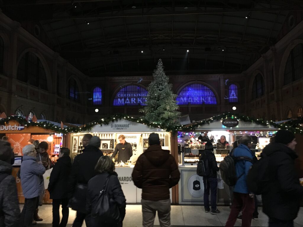 Scorcio del Mercatino di Natale alla Stazione Centrale di Zurigo - Svizzera - Image by Chris Sche-Bo