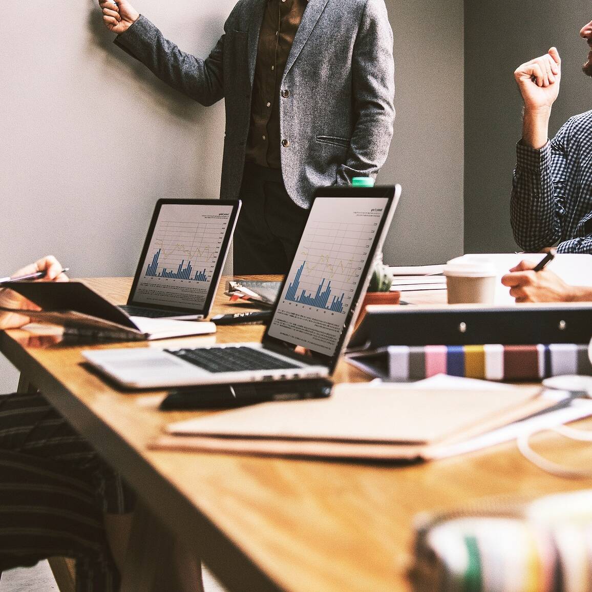 Job meeting Image by Ronald Carreño from Pixabay