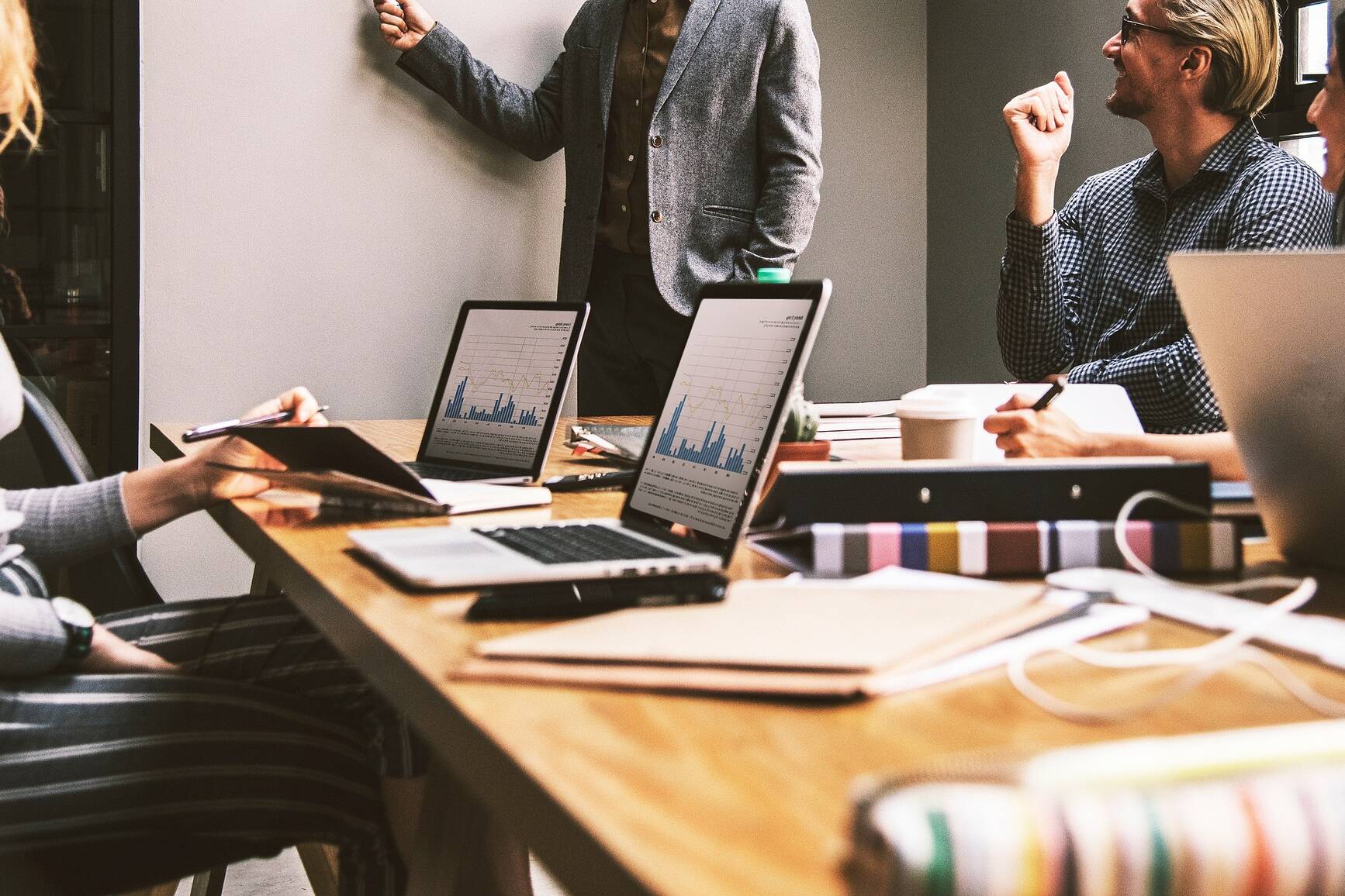 Job meeting Image by Ronald Carreño from Pixabay