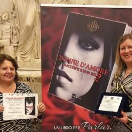 Zaira Sellerio con Claudia Cammarata mostra orgogliosa i premi ricevuti Photo by Zaira Sellerio