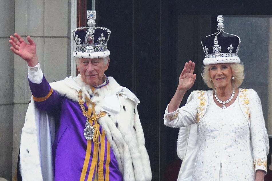Waving from Buckingham Palace Balcony Photo by Department for Culture, Media and Sport, PDM-owner, via Wikimedia Commons