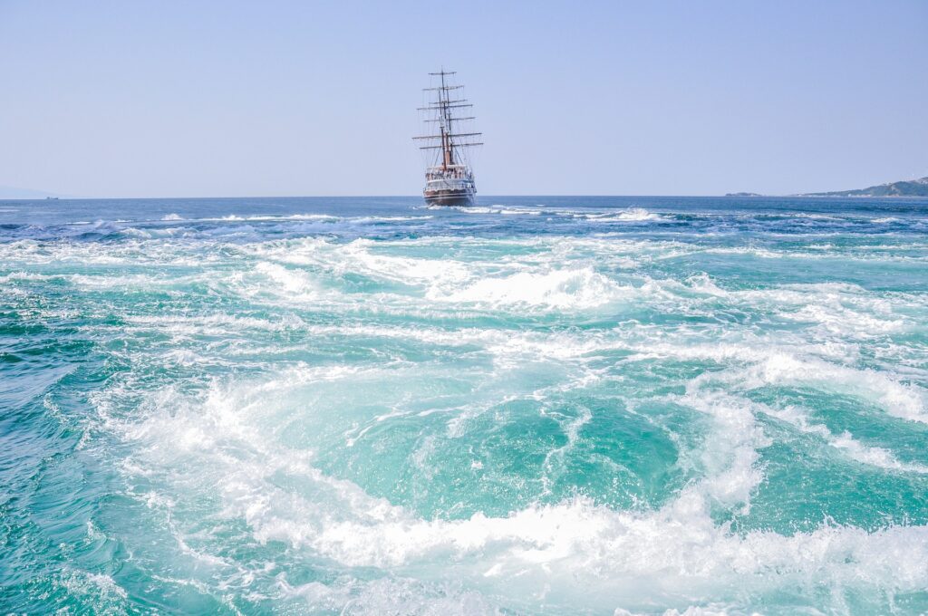 Barca a vela nei pressi di un vortice Image by yusukeliu from Pixabay