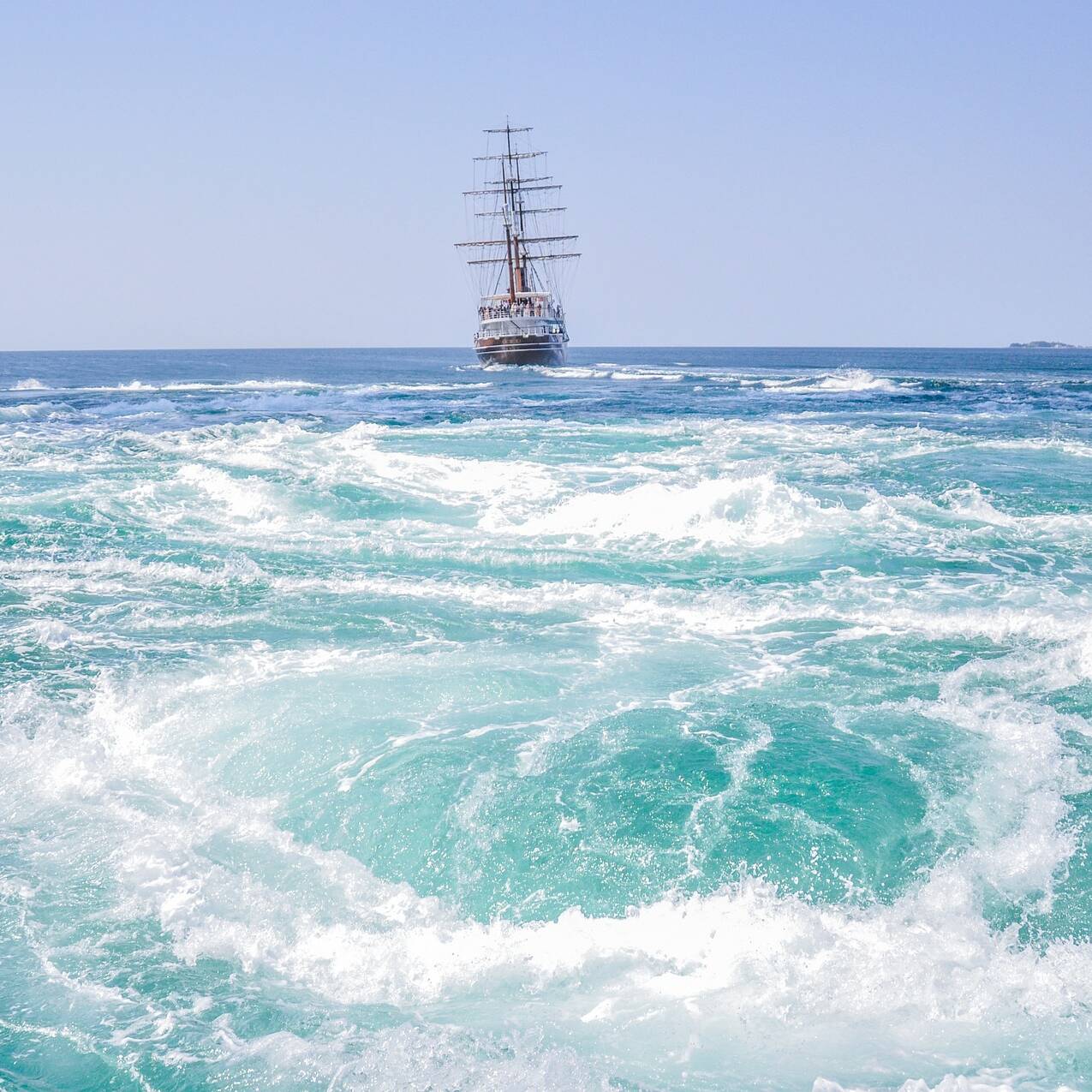 Barca a vela nei pressi di un vortice Image by yusukeliu from Pixabay