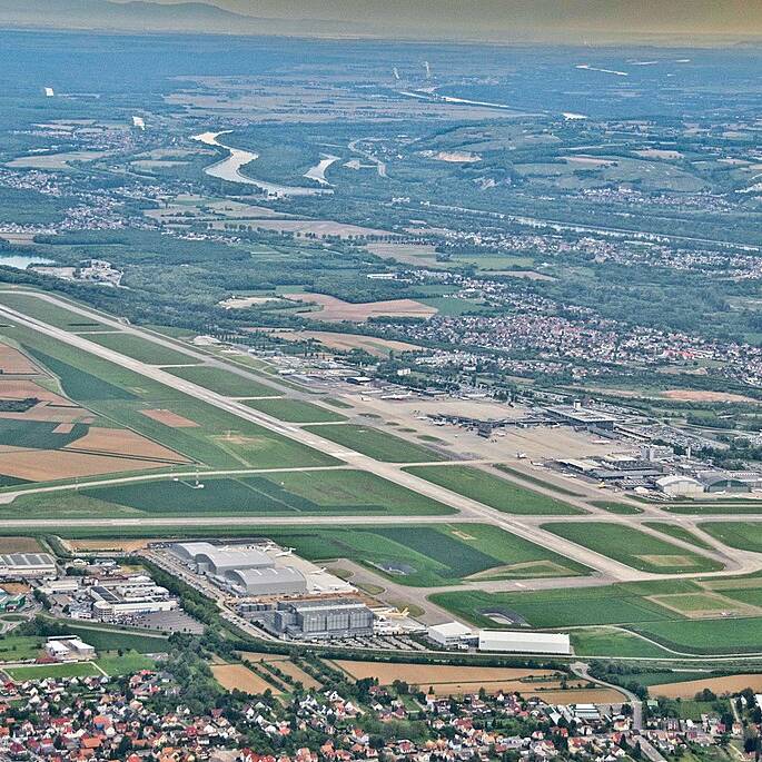 Euroairport from the air Image by Aero Icarus from Zürich, Switzerland, CC BY-SA 2.0, via Wikimedia Commons