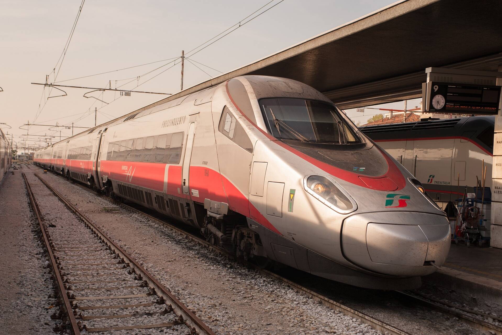 A Frecciaargento train stopped at the station Image by Anthony Davey from Pixabay