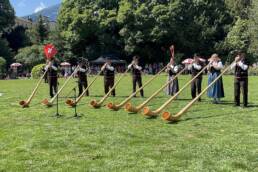 Swiss Alphorn players - Swiss National Day August 1st Interlaken Namrood, CC BY-SA 4.0, via Wikimedia Commons