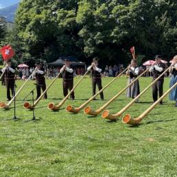 Swiss Alphorn players - Swiss National Day August 1st Interlaken Namrood, CC BY-SA 4.0, via Wikimedia Commons