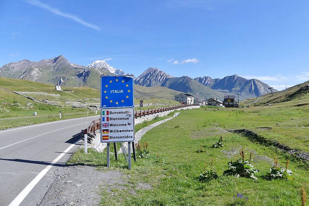 Italian-French border at the Col du Petit-Saint-Bernard Image by Florian Pépellin, CC BY-SA 4.0, da Wikimedia Commons