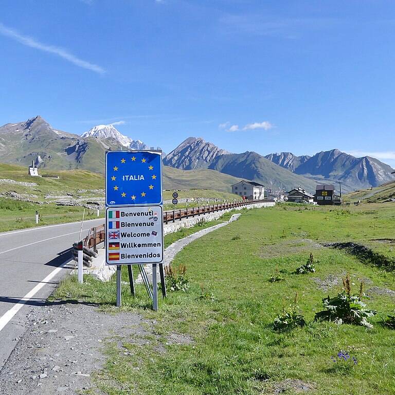 Italian-French border at the Col du Petit-Saint-Bernard Image by Florian Pépellin, CC BY-SA 4.0, da Wikimedia Commons