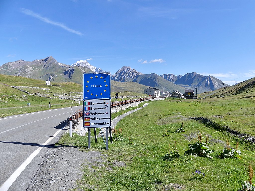 Italian-French border at the Col du Petit-Saint-Bernard Image by Florian Pépellin, CC BY-SA 4.0, da Wikimedia Commons