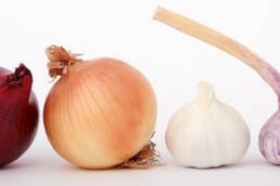 Onions and garlics Image by Robert Owen-Wahl from Pixabay