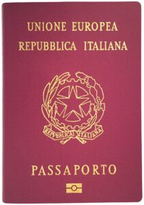 Passaporto italiano Image by Albanian Italian biometric Passport.JPG Alblefter derivative work Fred the Oyster, CC BY 3.0, da Wikimedia Commons