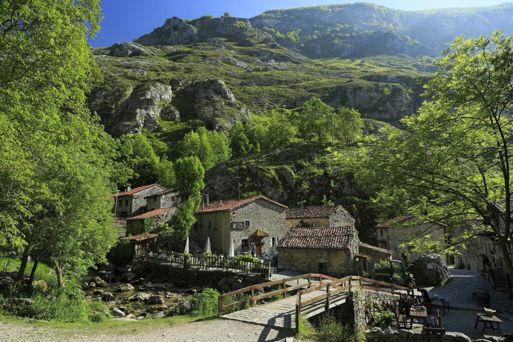 Bulnes-La Villa Image by Falk2, CC BY-SA 4.0, via Wikimedia Commons