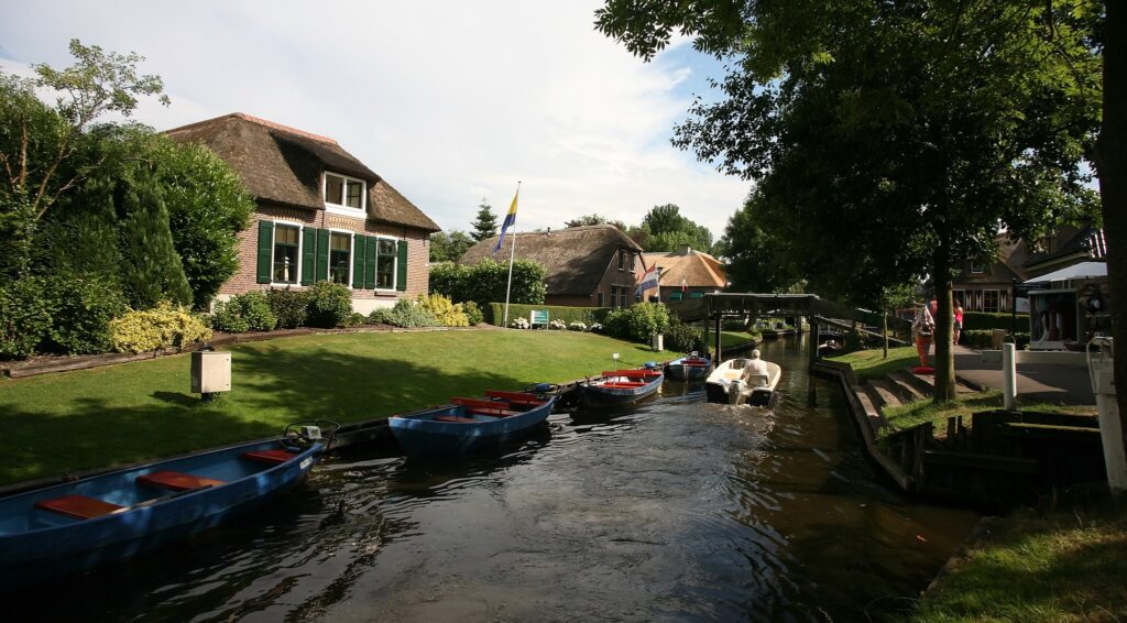 Giethoorn Netherlands Image by Bert Knot, CC BY-SA 2.0, via Wikimedia Commons