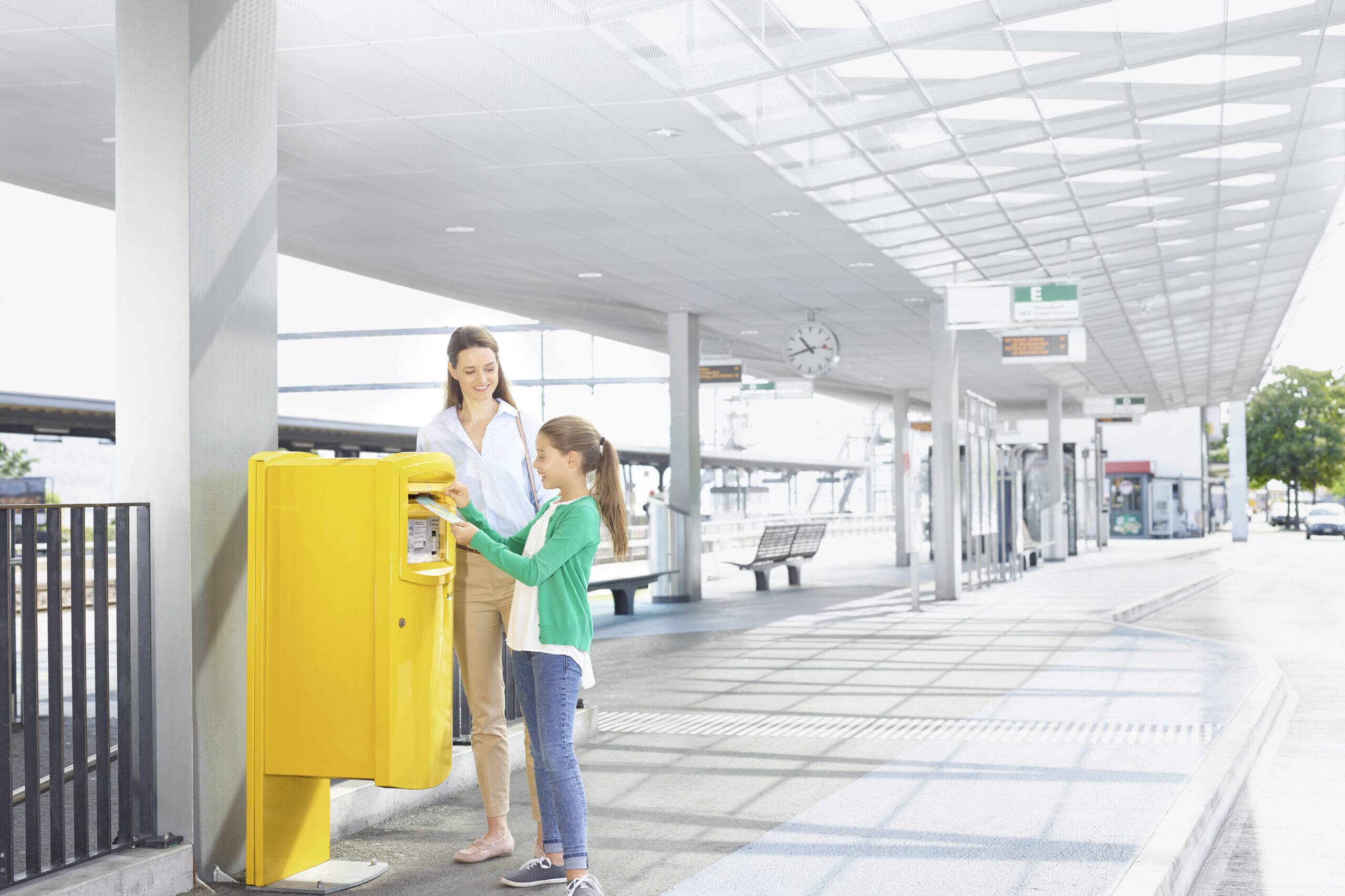 A little girl and her mother are sending a letter Image by Post.ch