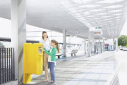 A little girl and her mother are sending a letter Image by Post.ch