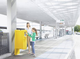 A little girl and her mother are sending a letter Image by Post.ch