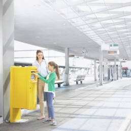 A little girl and her mother are sending a letter Image by Post.ch