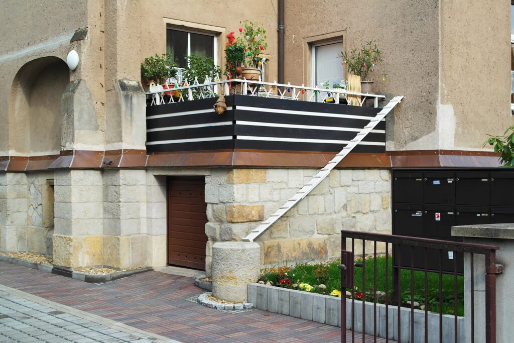 Cat ladders Image by Kalispera Dell, CC BY 3.0, via Wikimedia Commons